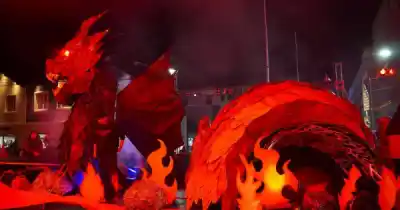 Doce años después volvieron al festival de carrozas y se llevaron el primer premio: el secreto de "Dragones del Sur"