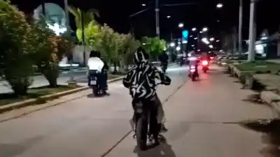 Añatuya: las motos que desafían a la muerte en plena madrugada