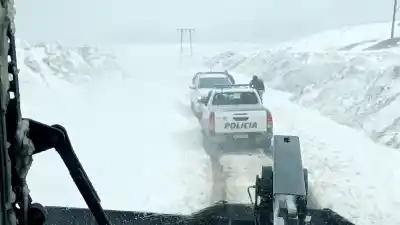 Salían de Neuquén con su hijo y quedaron atrapados en la Ruta 13: el dato que faltaba en el auto