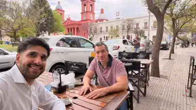 Se sentaron a tomar un café y la foto despertó un límite que nadie quiere cruzar