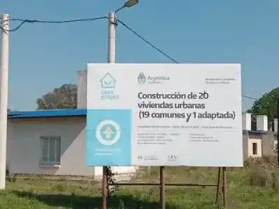 Herradura se queda sin 60 viviendas mientras el agua avanza