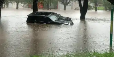 Un diluvio convirtió las calles en ríos y los vecinos hicieron algo que nadie esperaba