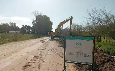 Máquinas trabajan a lo largo de 4.500 metros en un canal de Navarro: qué se anticipa