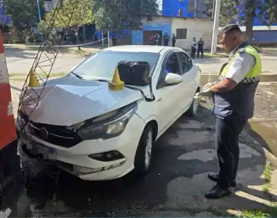 Lo esperaban en La Bombilla, escapó y chocó: nadie imaginó lo que apareció debajo del asiento
