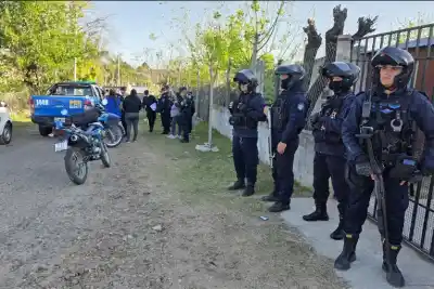 Lo vieron tocarse la cintura y escapar: lo que encontró la Policía después