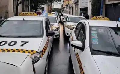 Taxistas marchan a la Municipalidad y apuntan contra dos funcionarios: qué exigen