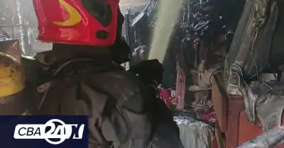 Incendio en el barrio Liceo: los bomberos no dudaron cuando lo vieron adentro de la casa