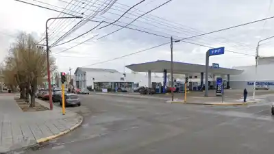 Le pidió a su papá que la vaya a buscar y él la encerró en el auto: adónde fue