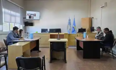El director cobraba los cheques de la comida escolar y la maniobra se derrumbó por un detalle