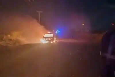Manejaba desde Ubajay cuando algo empezó a oler raro: lo que vio al abrir el capó