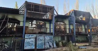 El fuego arrasó el cañaveral y llegó hasta el viejo boliche de Maipú: lo que quedó tras horas de combate