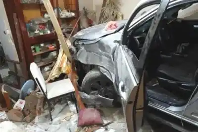 Gritó “ahora nos matamos todos” y aceleró contra una casa con su familia adentro