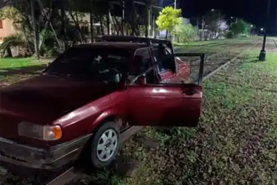 Manejaba alcoholizado y terminó subido a las vías: lo que hizo la gente para liberar el tren