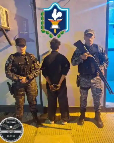 Lo vieron trepado al techo de una casa en Oro Blanco y no pudo llegar lejos
