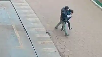 Ella se fue para evitar la pelea, pero él la siguió y terminó todo adentro de una casa