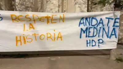 La derrota que encendió al Maiolino: los hinchas del Depo colgaron banderas y apuntaron a todos