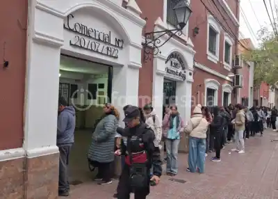 La fila daba tres vueltas y la directora salió a aclarar algo que pocos sabían