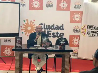Un escritor de Castelli llevó sus novelas a la primera Feria del Libro de Ciudad del Este