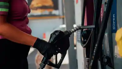 El surtidor amaneció con nuevos precios en Santiago: quiénes ya los aplican y quiénes se plantan