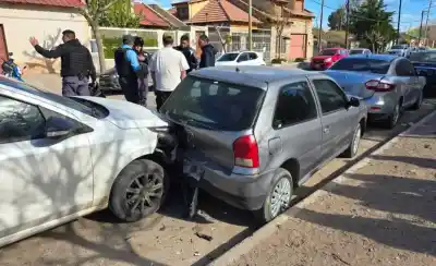 Un auto chocó a dos vehículos estacionados en Centenario y lo que encontraron adentro del rodado complicó a la conductora