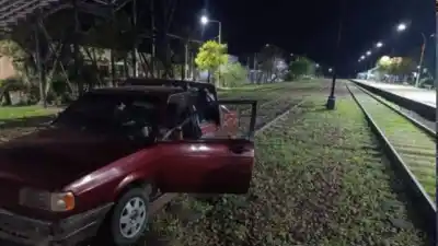 Dejó el auto sobre las vías del tren en Chajarí y no pudo explicar cómo llegó hasta ahí