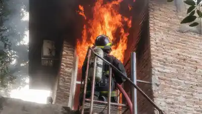 El fuego destruyó la planta alta de una casa en el sur de Rosario: lo que encontraron los bomberos