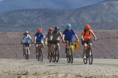 Se subieron a la bici en Chos Malal y lo que encontraron en el camino sorprendió a todos