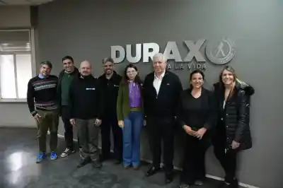 La Provincia entrega viviendas con vajilla incluida: Batakis recorrió la fábrica donde la producen