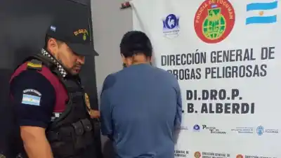 Lo vieron manipular un plástico en Alberdi y cuando llegó la Policía tomó una decisión que lo delató