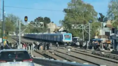 El auto cruzó con la barrera baja y el Sarmiento no pudo frenar: el detalle que complicó a todos