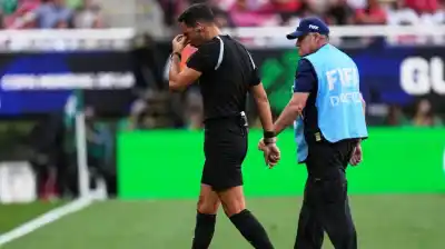 Un insólito momento detuvo el partido clave: el árbitro no pudo continuar