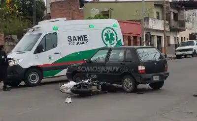 Iba en moto por Monteagudo y el cruce con un Fiat Uno terminó con un herido en el hospital