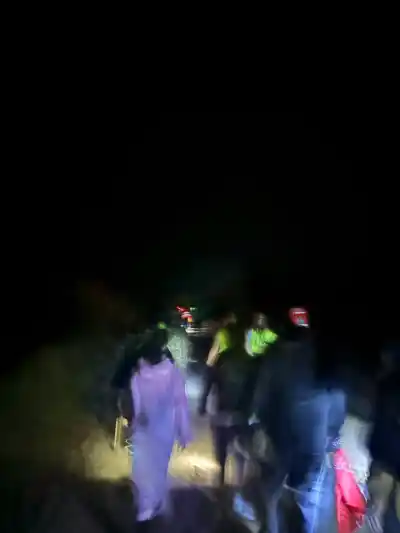 Caminaron 10 kilómetros de noche bajo la lluvia y el barro: lo que encontraron los peregrinos en el atajo viejo