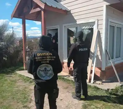 Lo interceptaron en una calle de Esquel y terminó destapando un "delivery" de drogas en la cordillera