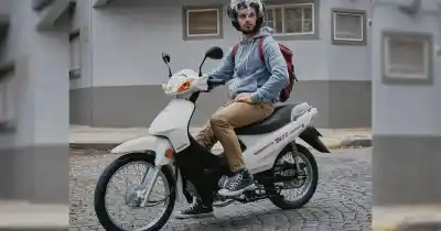 Andan en moto todos los días, pero un especialista reveló el error que casi nadie corrige