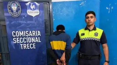 Vecinos lo redujeron en plena calle y la Policía se lo llevó detenido: el motivo que lo complicó todo