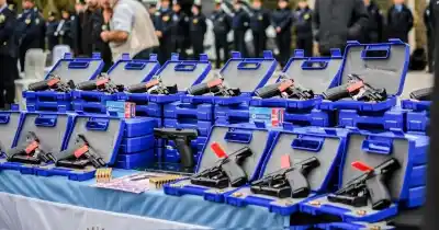 Trasladaron a siete policías y ahora falta saber dónde terminaron 130 pistolas