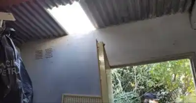 Hicieron un boquete en el techo de un taller de Rawson: lo que se llevaron dejó al dueño sin palabras