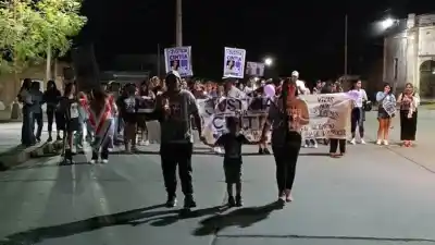 El hijo de 4 años de Cintia caminó en silencio junto a sus abuelos y estremeció a Metán