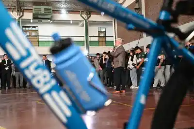 56 estudiantes de la Escuela Industrial recibieron un rodado que ya tiene dueño: ellos