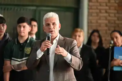 Poggi firmó la obra en la Escuela Industrial: los detalles que sorprendieron a los alumnos