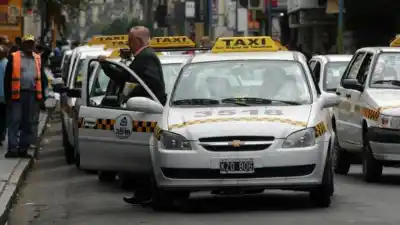 Los taxistas protestaron frente a la Municipalidad y la respuesta oficial los dejó helados