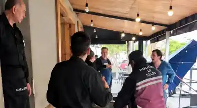 Entró a una confitería de Plaza Alvarado y armó un caos: terminó detenida