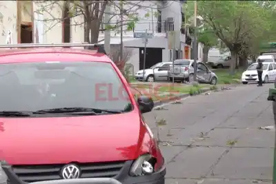 Iba caminando por la vereda en Paraná y el auto que venía en zigzag la esquivó de milagro: "Me salvó un árbol"