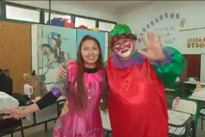 40 años pintándose la cara: el payaso Sifón vuelve a la escuela donde su hija dio los primeros pasos