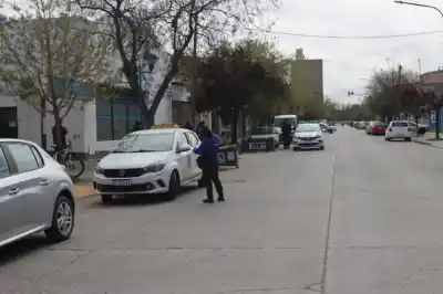 Cruzaba el centro de Roca cuando un taxi la embistió: el detalle que cambió todo
