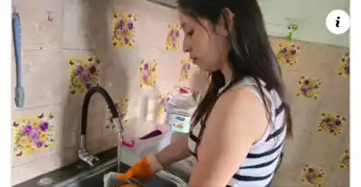 Lava zapatillas en su casa y su método casero sorprende a Comodoro