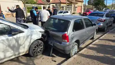 Manejaba cerca de una escuela, chocó dos autos de docentes y algo apareció bajo los pedales