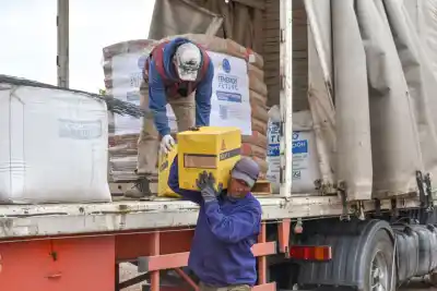 Llegaron los camiones con materiales para las primeras casas del plan Tenemos Futuro