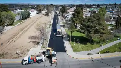 Cutral Co: la calle que usan como colectora de la Ruta 22 y que estaba destruida